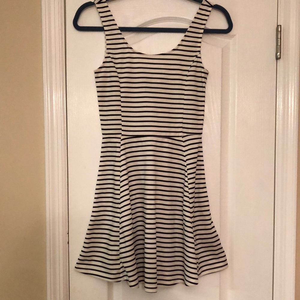 Sleeveless black and white cotton dress.